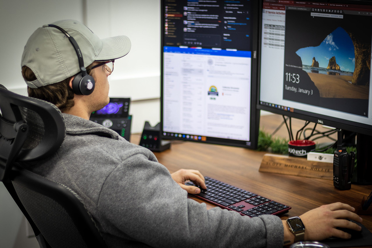 MAXtech technician providing IT support
